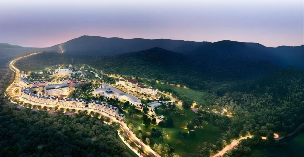 <p data-path-to-node="1"><b data-index-in-node="0" data-path-to-node="1">CHỦ ĐẦU TƯ:</b> Tập đoàn Vingroup </p>

<p data-path-to-node="2"><b data-index-in-node="0" data-path-to-node="2">NHÀ THẦU:</b> Delta Group / Coteccons </p>

<p data-path-to-node="3"><b data-index-in-node="0" data-path-to-node="3">TƯ VẤN / GIÁM SÁT:</b> Đang cập nhật </p>

<p data-path-to-node="4"><b data-index-in-node="0" data-path-to-node="4">QUY MÔ DỰ ÁN:</b> 5.402.500 m2 (540,25 ha)</p>

<p data-path-to-node="5"><b data-index-in-node="0" data-path-to-node="5">MÔ TẢ:</b> Vinhomes Mỹ Lâm (Vinhomes Tuyên Quang) là đại đô thị nghỉ dưỡng khoáng nóng đẳng cấp tọa lạc tại tâm điểm giao thoa giữa phường Mỹ Lâm (TP. Tuyên Quang) và huyện Yên Sơn. Với tổng mức đầu tư hơn 18.345 tỷ đồng, dự án được quy hoạch theo mô hình "Wellness Living" lấy nguồn suối khoáng nóng tự nhiên 67°C làm lõi trung tâm. Quy hoạch tổng thể 540ha của dự án được chia làm 3 giai đoạn chiến lược, tích hợp đa dạng loại hình sản phẩm từ 199 căn shophouse thương mại đến hơn 4.000 căn biệt thự nghỉ dưỡng (ven hồ, trên đồi, trong rừng). Dự án sở hữu hệ sinh thái tiện ích "All-in-one" tiêu chuẩn quốc tế bao gồm: sân golf 18 hố rộng 100ha, bệnh viện Vinmec, tổ hợp Onsen phong cách Nhật Bản và các khu dưỡng lão cao cấp. Vinhomes Mỹ Lâm không chỉ là biểu tượng mới của sự thịnh vượng tại Tuyên Quang mà còn là điểm đến nghỉ dưỡng trị liệu hàng đầu miền Bắc, kiến tạo không gian sống hài hòa tuyệt đối giữa thiên nhiên núi rừng và tiện nghi hiện đại.</p>