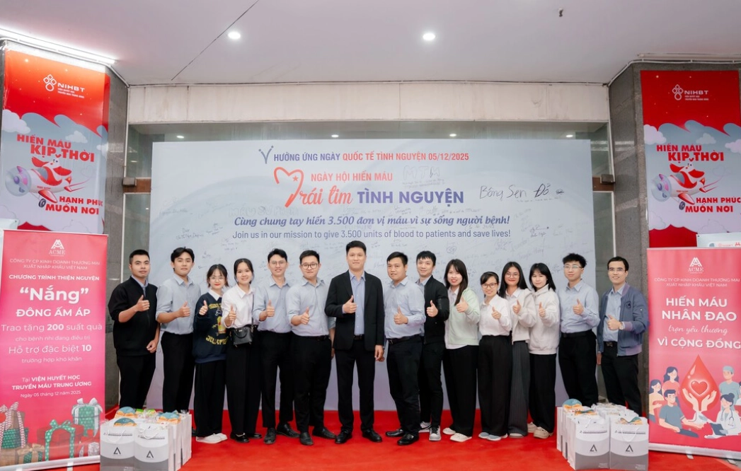 chuong-trinh-thien-nguyen-nang-dong-am-ap-hien-mau-nhan-dao-trao-200-suat-qua-cho-benh-nhi-vien-huyet-hoc-truyen-mau-trung-uong