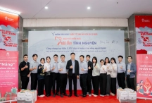 chuong-trinh-thien-nguyen-nang-dong-am-ap-hien-mau-nhan-dao-trao-200-suat-qua-cho-benh-nhi-vien-huyet-hoc-truyen-mau-trung-uong